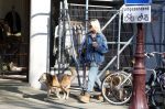 Amsterdam 5 maart 2026
Annekee Molenaar met hun 2 honden op straat in Amsterdam zuid.