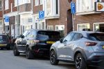 Amsterdam 18 maart 2026
Antoon brengt pakketje weg . Hij parkeert op een invalide plek in de jordaan . Hij woont daar in een nieuw appartement in Pontsteiger.