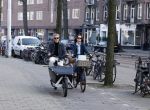 Amsterdam 8 maart 2026
Art Rooijkkers met zijn vrouw Karlijn Gudden met de bakfiets in Amsterdam zuid.