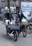 Amsterdam 8 maart 2026
Art Rooijkkers met zijn vrouw Karlijn Gudden met de bakfiets in Amsterdam zuid.