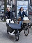 Amsterdam 8 maart 2026
Art Rooijkkers met zijn vrouw Karlijn Gudden met de bakfiets in Amsterdam zuid.