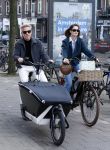 Amsterdam 8 maart 2026
Art Rooijkkers met zijn vrouw Karlijn Gudden met de bakfiets in Amsterdam zuid.
