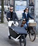 Amsterdam 8 maart 2026
Art Rooijkkers met zijn vrouw Karlijn Gudden met de bakfiets in Amsterdam zuid.