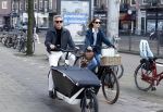 Amsterdam 8 maart 2026
Art Rooijkkers met zijn vrouw Karlijn Gudden met de bakfiets in Amsterdam zuid.