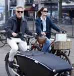 Amsterdam 8 maart 2026
Art Rooijkkers met zijn vrouw Karlijn Gudden met de bakfiets in Amsterdam zuid.