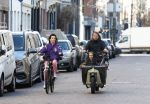 Amsterdam 2 maart 2026
Birgit Schuurman (47) is gelukkig met haar vriend, personal trainer Sander van Haarlem. Samen kregen zij op 31 december 2021 een zoon genaamd Jimi. Hier ijden ze op de fiets en de bakfiets bij het vondelpark
