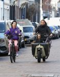 Amsterdam 2 maart 2026
Birgit Schuurman (47) is gelukkig met haar vriend, personal trainer Sander van Haarlem. Samen kregen zij op 31 december 2021 een zoon genaamd Jimi. Hier ijden ze op de fiets en de bakfiets bij het vondelpark