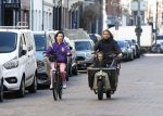 Amsterdam 2 maart 2026
Birgit Schuurman (47) is gelukkig met haar vriend, personal trainer Sander van Haarlem. Samen kregen zij op 31 december 2021 een zoon genaamd Jimi. Hier ijden ze op de fiets en de bakfiets bij het vondelpark