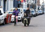 Amsterdam 2 maart 2026
Birgit Schuurman (47) is gelukkig met haar vriend, personal trainer Sander van Haarlem. Samen kregen zij op 31 december 2021 een zoon genaamd Jimi. Hier ijden ze op de fiets en de bakfiets bij het vondelpark