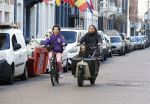 Amsterdam 2 maart 2026
Birgit Schuurman (47) is gelukkig met haar vriend, personal trainer Sander van Haarlem. Samen kregen zij op 31 december 2021 een zoon genaamd Jimi. Hier ijden ze op de fiets en de bakfiets bij het vondelpark