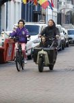 Amsterdam 2 maart 2026
Birgit Schuurman (47) is gelukkig met haar vriend, personal trainer Sander van Haarlem. Samen kregen zij op 31 december 2021 een zoon genaamd Jimi. Hier ijden ze op de fiets en de bakfiets bij het vondelpark