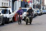 Amsterdam 2 maart 2026
Birgit Schuurman (47) is gelukkig met haar vriend, personal trainer Sander van Haarlem. Samen kregen zij op 31 december 2021 een zoon genaamd Jimi. Hier ijden ze op de fiets en de bakfiets bij het vondelpark
