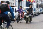 Amsterdam 2 maart 2026
Birgit Schuurman (47) is gelukkig met haar vriend, personal trainer Sander van Haarlem. Samen kregen zij op 31 december 2021 een zoon genaamd Jimi. Hier ijden ze op de fiets en de bakfiets bij het vondelpark