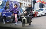 Amsterdam 2 maart 2026
Birgit Schuurman (47) is gelukkig met haar vriend, personal trainer Sander van Haarlem. Samen kregen zij op 31 december 2021 een zoon genaamd Jimi. Hier ijden ze op de fiets en de bakfiets bij het vondelpark