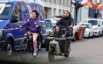 Amsterdam 2 maart 2026
Birgit Schuurman (47) is gelukkig met haar vriend, personal trainer Sander van Haarlem. Samen kregen zij op 31 december 2021 een zoon genaamd Jimi. Hier ijden ze op de fiets en de bakfiets bij het vondelpark