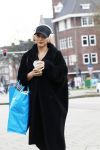 Amsterdam 17 maart 2026
Emma Heesters met koptelefoon op straat in Amsterdam zuid.