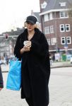 Amsterdam 17 maart 2026
Emma Heesters met koptelefoon op straat in Amsterdam zuid.