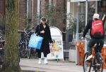 Amsterdam 17 maart 2026
Emma Heesters met koptelefoon op straat in Amsterdam zuid.