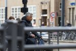 Amsterdam 17 maart 2026
Frank Rijkaard op zijn electrische fiets in Amsterdam zuid.