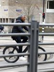 Amsterdam 17 maart 2026
Frank Rijkaard op zijn electrische fiets in Amsterdam zuid.