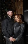 Amsterdam 27 maart 2026
Hans Klok kondigt Glennis Grace aan . Glennis gaat het komende jaar wekelijks optreden in the Harbour Club . Glennis met haar vriend Eddy Reijner