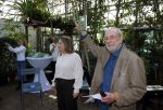 Amsterdam 1 maart 2026
Presentatie boek Lies Visschedijk bij de botanische tuin . Hans Dorrestijn reikte het eerste exemplaar uit .
