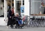 Amsterdam 17 maart2026
Hansje Boonstra de weduwe van Cor Boonstra met een begeleider op straat in Amsterdam zuid . Mevr Boonstra zit in een rolstoel.