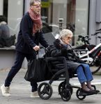 Amsterdam 17 maart2026
Hansje Boonstra de weduwe van Cor Boonstra met een begeleider op straat in Amsterdam zuid . Mevr Boonstra zit in een rolstoel.