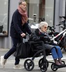 Amsterdam 17 maart2026
Hansje Boonstra de weduwe van Cor Boonstra met een begeleider op straat in Amsterdam zuid . Mevr Boonstra zit in een rolstoel.