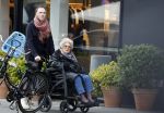 Amsterdam 17 maart2026
Hansje Boonstra de weduwe van Cor Boonstra met een begeleider op straat in Amsterdam zuid . Mevr Boonstra zit in een rolstoel.