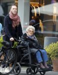 Amsterdam 17 maart2026
Hansje Boonstra de weduwe van Cor Boonstra met een begeleider op straat in Amsterdam zuid . Mevr Boonstra zit in een rolstoel.