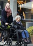 Amsterdam 17 maart2026
Hansje Boonstra de weduwe van Cor Boonstra met een begeleider op straat in Amsterdam zuid . Mevr Boonstra zit in een rolstoel.