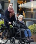 Amsterdam 17 maart2026
Hansje Boonstra de weduwe van Cor Boonstra met een begeleider op straat in Amsterdam zuid . Mevr Boonstra zit in een rolstoel.