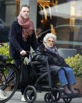 Amsterdam 17 maart2026
Hansje Boonstra de weduwe van Cor Boonstra met een begeleider op straat in Amsterdam zuid . Mevr Boonstra zit in een rolstoel.