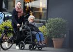 Amsterdam 17 maart2026
Hansje Boonstra de weduwe van Cor Boonstra met een begeleider op straat in Amsterdam zuid . Mevr Boonstra zit in een rolstoel.