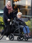 Amsterdam 17 maart2026
Hansje Boonstra de weduwe van Cor Boonstra met een begeleider op straat in Amsterdam zuid . Mevr Boonstra zit in een rolstoel.