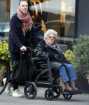 Amsterdam 17 maart2026
Hansje Boonstra de weduwe van Cor Boonstra met een begeleider op straat in Amsterdam zuid . Mevr Boonstra zit in een rolstoel.