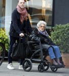 Amsterdam 17 maart2026
Hansje Boonstra de weduwe van Cor Boonstra met een begeleider op straat in Amsterdam zuid . Mevr Boonstra zit in een rolstoel.