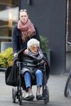 Amsterdam 17 maart2026
Hansje Boonstra de weduwe van Cor Boonstra met een begeleider op straat in Amsterdam zuid . Mevr Boonstra zit in een rolstoel.