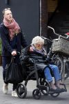 Amsterdam 17 maart2026
Hansje Boonstra de weduwe van Cor Boonstra met een begeleider op straat in Amsterdam zuid . Mevr Boonstra zit in een rolstoel.