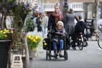 Amsterdam 17 maart2026
Hansje Boonstra de weduwe van Cor Boonstra met een begeleider op straat in Amsterdam zuid . Mevr Boonstra zit in een rolstoel.