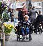 Amsterdam 17 maart2026
Hansje Boonstra de weduwe van Cor Boonstra met een begeleider op straat in Amsterdam zuid . Mevr Boonstra zit in een rolstoel.