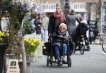Amsterdam 17 maart2026
Hansje Boonstra de weduwe van Cor Boonstra met een begeleider op straat in Amsterdam zuid . Mevr Boonstra zit in een rolstoel.