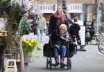 Amsterdam 17 maart2026
Hansje Boonstra de weduwe van Cor Boonstra met een begeleider op straat in Amsterdam zuid . Mevr Boonstra zit in een rolstoel.