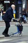 Amsterdam 28 maart 2026
Hugo Metsers met rollator op straat in Amsterdam zuid.