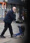 Amsterdam 28 maart 2026
Hugo Metsers met rollator op straat in Amsterdam zuid.