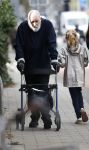 Amsterdam 28 maart 2026
Hugo Metsers met rollator op straat in Amsterdam zuid.