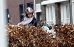 Hilversum 28 februari 2026
Jamie Kazan komt met scooter aan bij huis van Steven kazan . Daarna gaat ze boodschappen ndoen en komt ze ook weer terug.