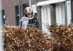 Hilversum 28 februari 2026
Jamie Kazan komt met scooter aan bij huis van Steven kazan . Daarna gaat ze boodschappen ndoen en komt ze ook weer terug.