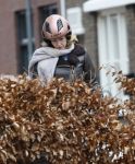 Hilversum 28 februari 2026
Jamie Kazan komt met scooter aan bij huis van Steven kazan . Daarna gaat ze boodschappen ndoen en komt ze ook weer terug.